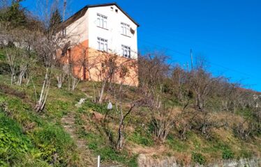 KUŞÇULU KÖYÜNDE 2 KATLI EVİ OLAN SATILIK ARAZİ