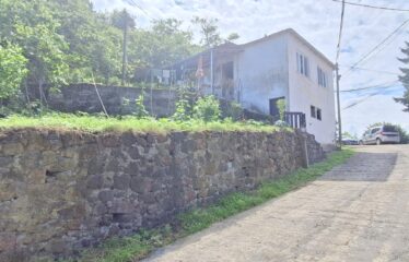 TERZAALİ KÖYÜNDE İÇERSİNDE EVİ BULUNAN SATILIK ARAZİ