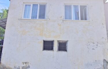 TERZAALİ KÖYÜNDE İÇERSİNDE EVİ BULUNAN SATILIK ARAZİ